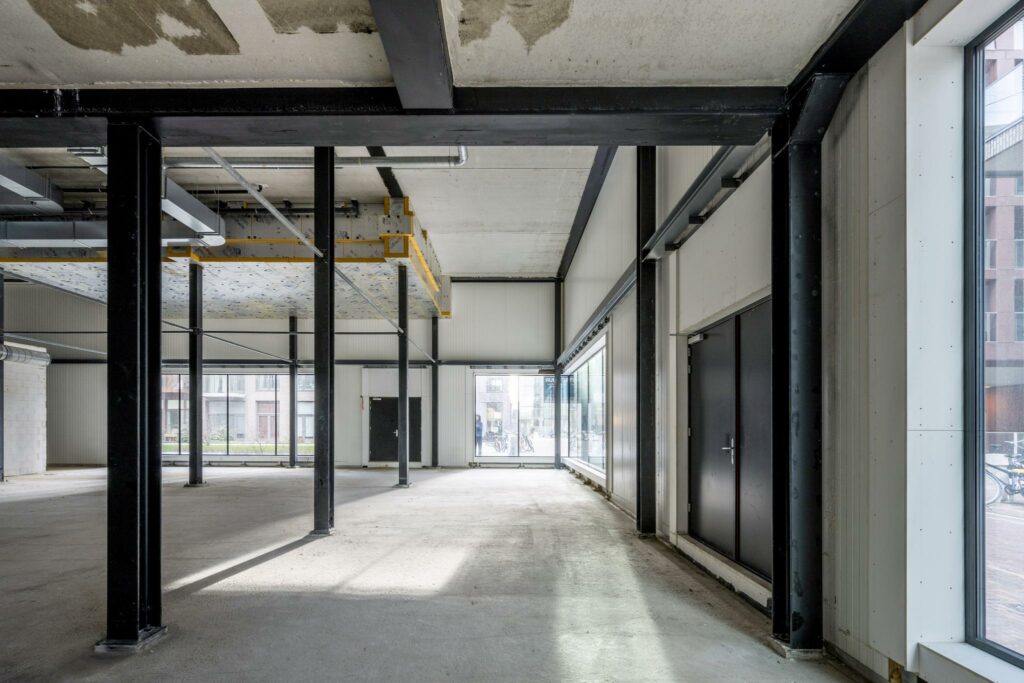 Leegstaand casco bedrijfs- of winkelpand aan de Pieter Goosstraat met zichtbare staalconstructie en grote raampartijen.